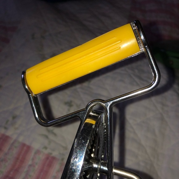 Vintage Handheld Egg Beater with Yellow Handle, off -grid- camping- used - Picture 7 of 8